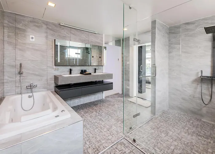 Luxury Pure Modern Pool 5bed Ktv Gym Nr Bts&central Bangkok